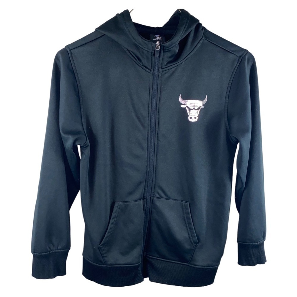 NBA Boys black/white Chicago Bulls w/Bull on left chest Full Zip‎ Hooded Jacket